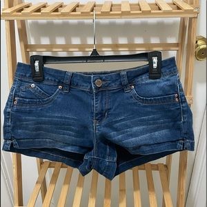 YMI sz 9 stretchy jean shorts!